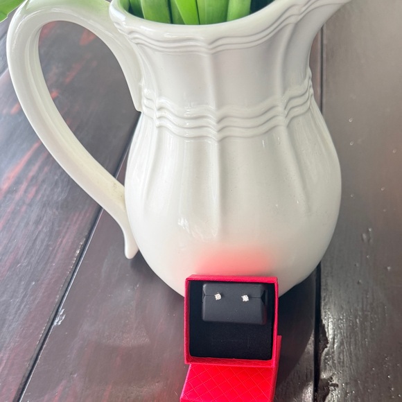 Moissanite NWT 925 silver .25 CTW
Elegant push back stud earrings
Retail $100.00 - Picture 5 of 5